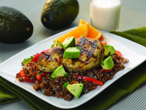 Quinoa pilaf au poulet grillé et avocat