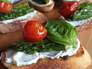 Crostini aux asperges grillées et aux tomates