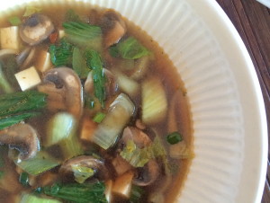 Soupe aux légumes verts chinois et aux champignons