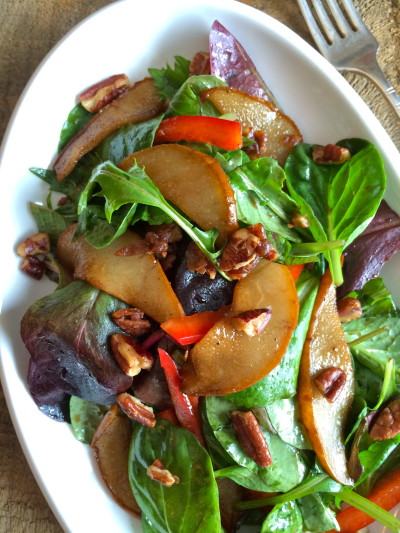 Pear and pecan salad