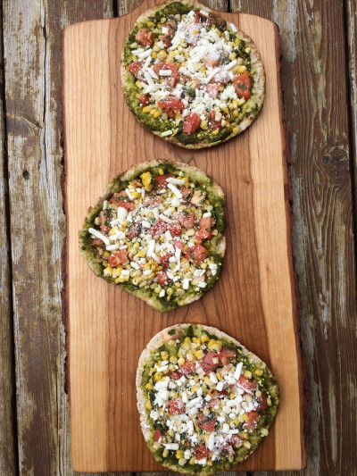 tomato and corn pizza