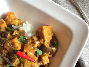 Curry à l’aubergine, à la patate douce et à la noix de coco