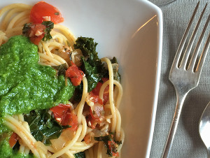 Spaghetti aux tomates et chou frisé