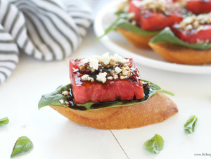 Crostinis au melon d’eau grillé avec réduction de vinaigre balsamique et miel