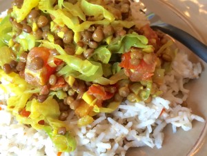 Riz à l’oignon, au chou et aux lentilles