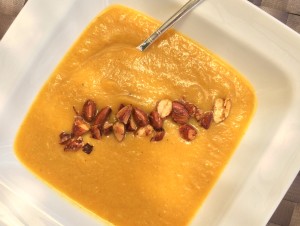 Soupe au panais épicée avec amandes au paprika fumé