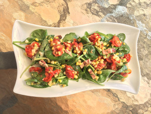 Salade de tomates rôties, de maïs et d’épinards