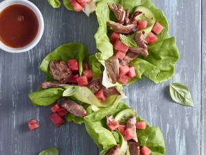 Roulés de laitue au porc barbecue coréen à la mijoteuse avec salade de melon d’eau et concombre