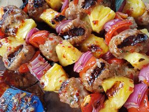 Brochettes d’ananas, de poivron et de boulettes de viande grillées