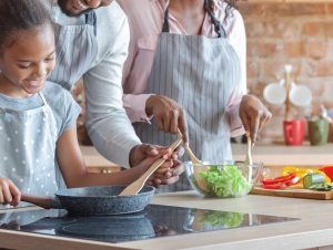 Comment faire participer les enfants aux activités de cuisine pendant la pandémie de COVID-19